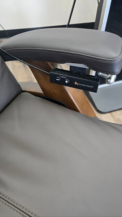 Human Touch Perfect Chair PC-420 Classic Manual Plus Zero Gravity Recliner | Floor Model Closeout - MassageChairPlanet.com